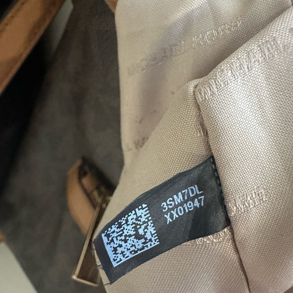 Michael Michael Kors
MORGAN MESSENGER IN SIGNATURE PRINT - Picture 11 of 15